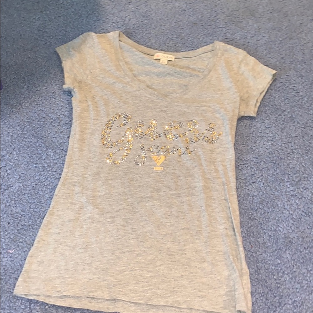 GUESS v-neck tee